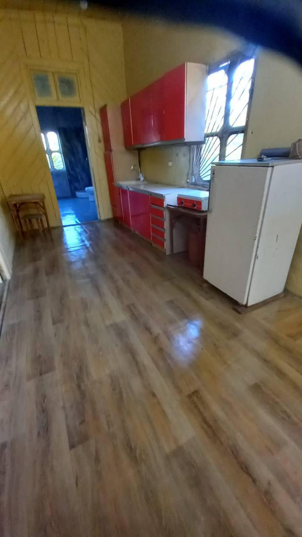იყიდება ორსართულიანი კაპიტალური სახლი მიწის ნაკვეთით
